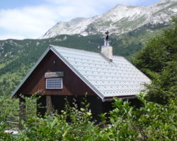 1_Lovska koča na planini Razor